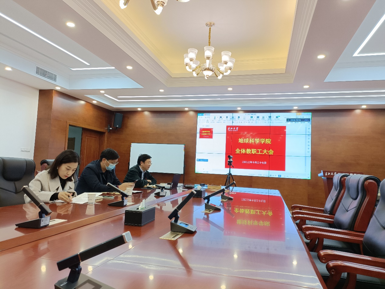 图片包含 游戏机, 桌子, 食物, 房间描述已自动生成 图片包含 游戏机, 桌子, 食物, 房间描述已自动生成